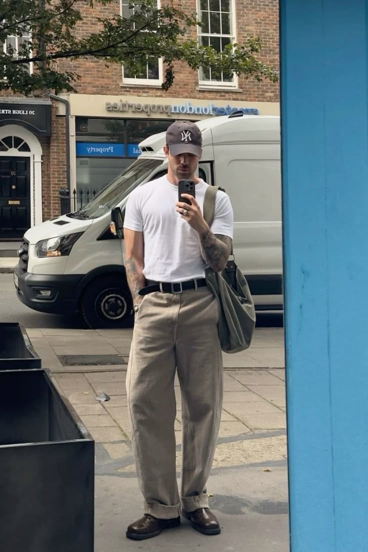 Dockers Relaxed Fit Corduroy Beige Trouser. (32)