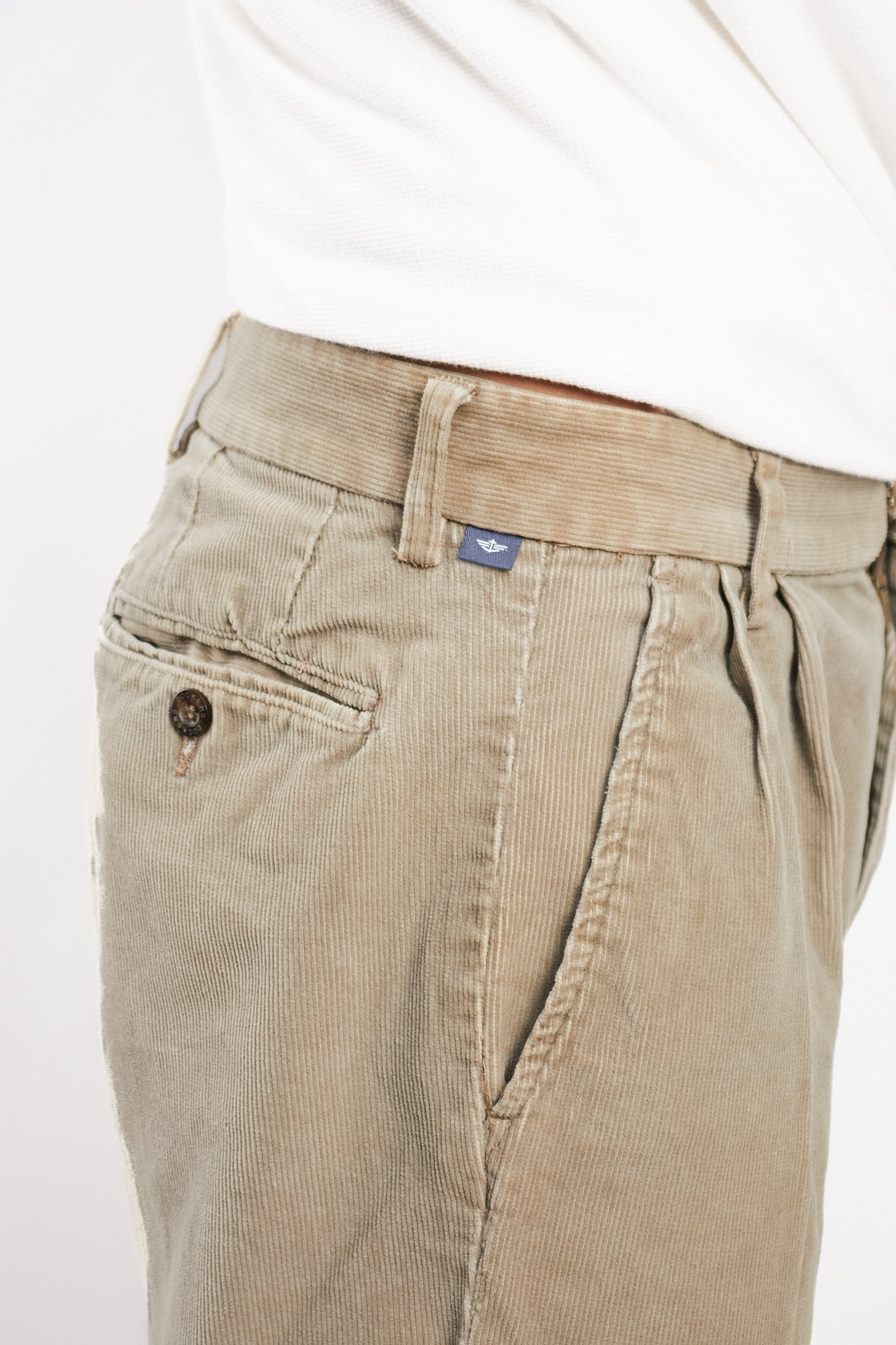 Dockers Relaxed Fit Corduroy Beige Trouser. (32)